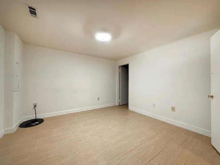 10240 Arizona Cir — Photo 18