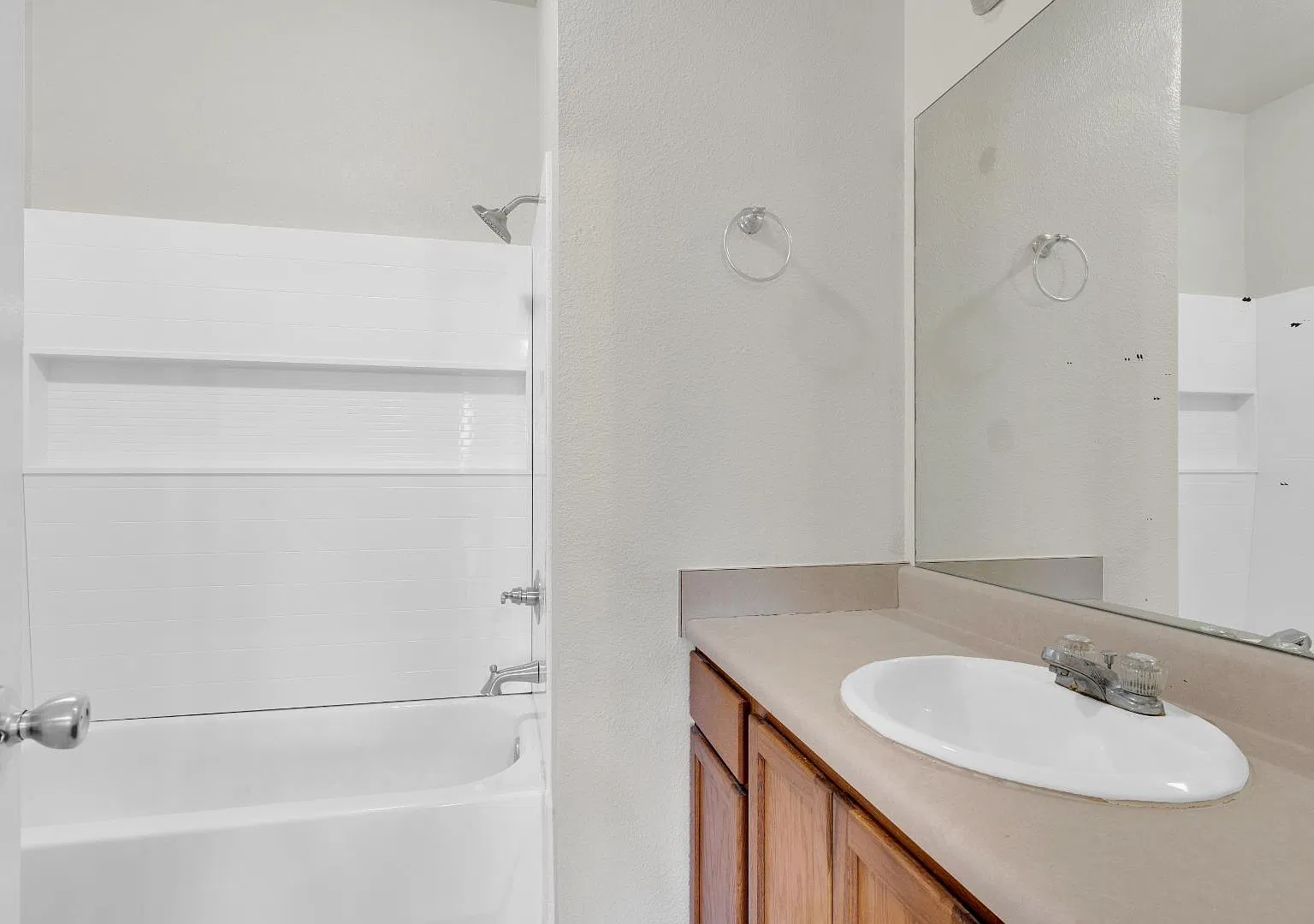 990 Sierra Vista Ct — Photo 3