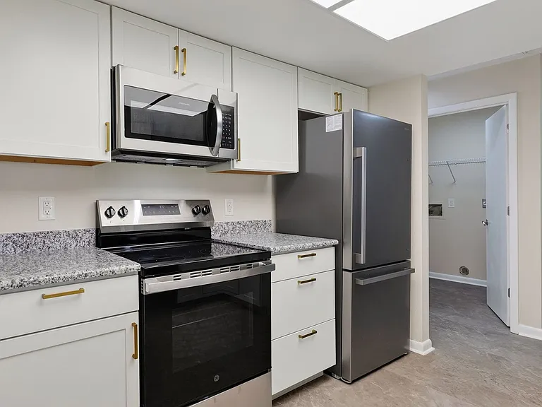 1201 Burlington Ct — Photo 8