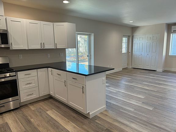 5th image of 2236 Burlington Ave #B