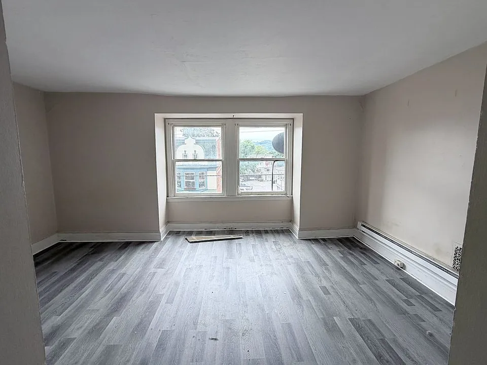 471 W King St #3