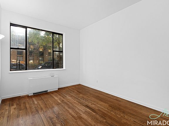 3rd image of 153 E 32nd St Lobby Lm