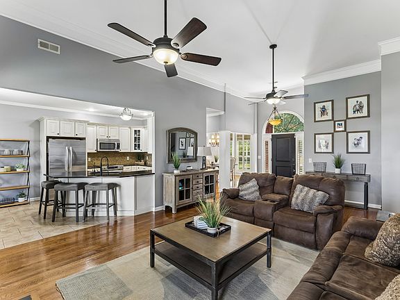 3rd image of 1210 Lila Dr