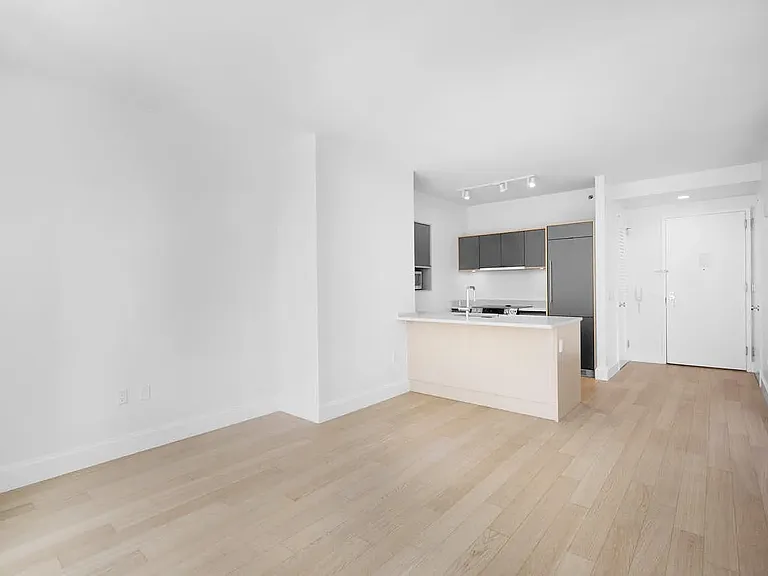 10 City Point #26T — Photo 4