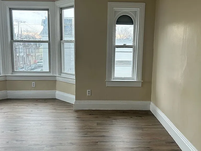 121 N State St — Photo 24