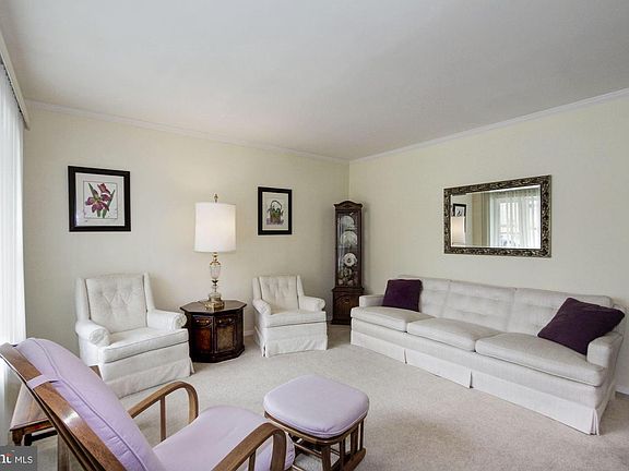 3rd image of 318 Mount Vernon Pl