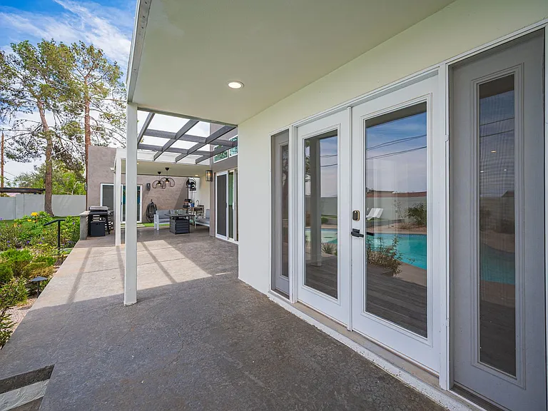 330 E Country Club Dr — Photo 19