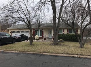 1725 Sparrow Point Ln, Fenton, MO 63026