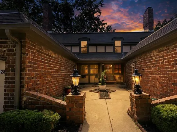 10228 Robinson St, Overland Park, KS 66212