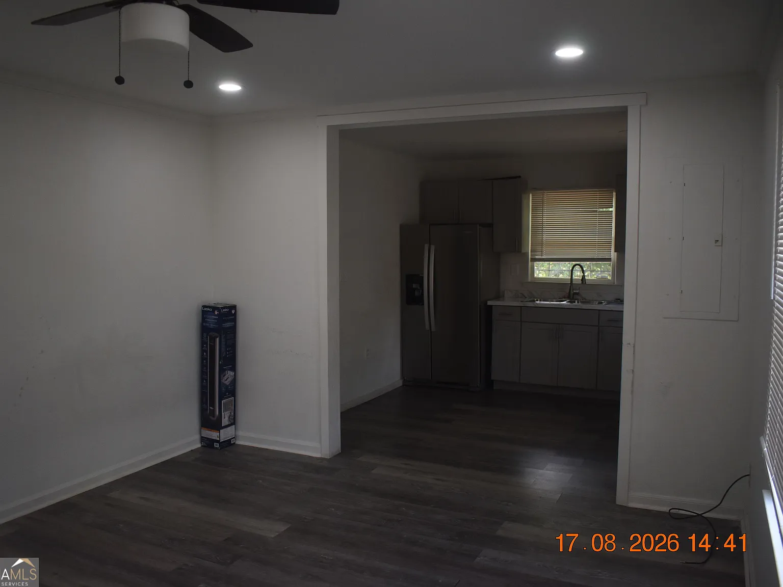3 bed, 1.0 bath, 1081 sqft, $1,100 — Photo 2