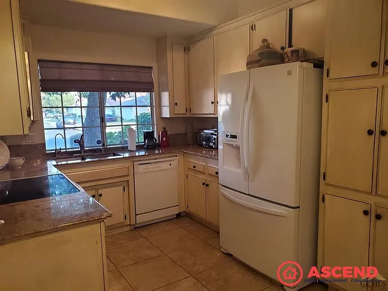 917 Sand Creek Dr — Photo 3