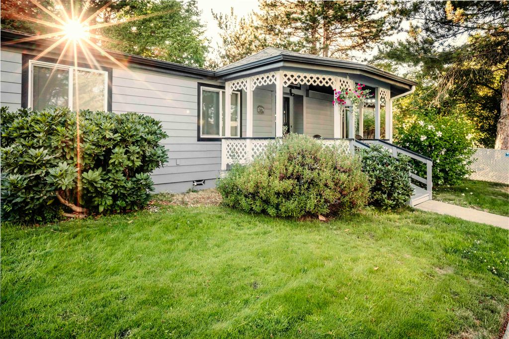 1010 Hemlock Ln, Grants Pass, OR - View 4