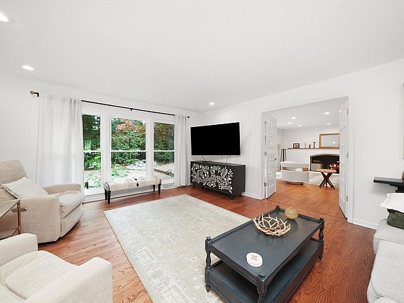 4th image of 733 Charlemagne Dr