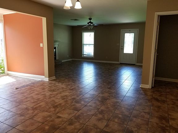 3rd image of 132 Vanessa Ave