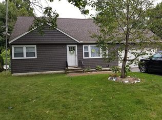 11 McAlpine Dr, Poughkeepsie, NY 12601