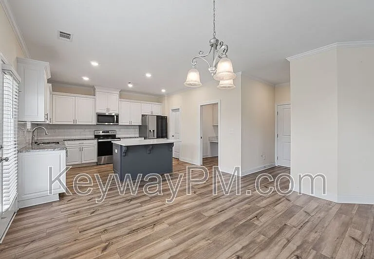 585 Hampton Dr — Photo 12