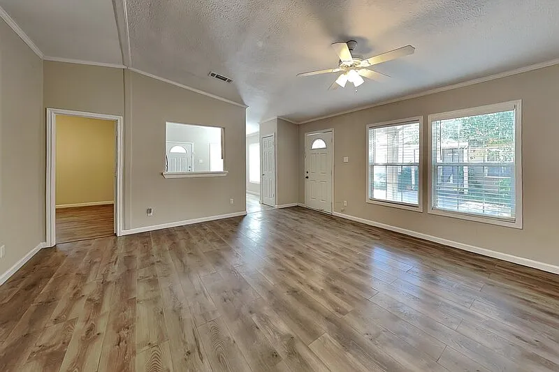 3 bed, 2.0 bath, 1120 sqft, $1,695 — Photo 2