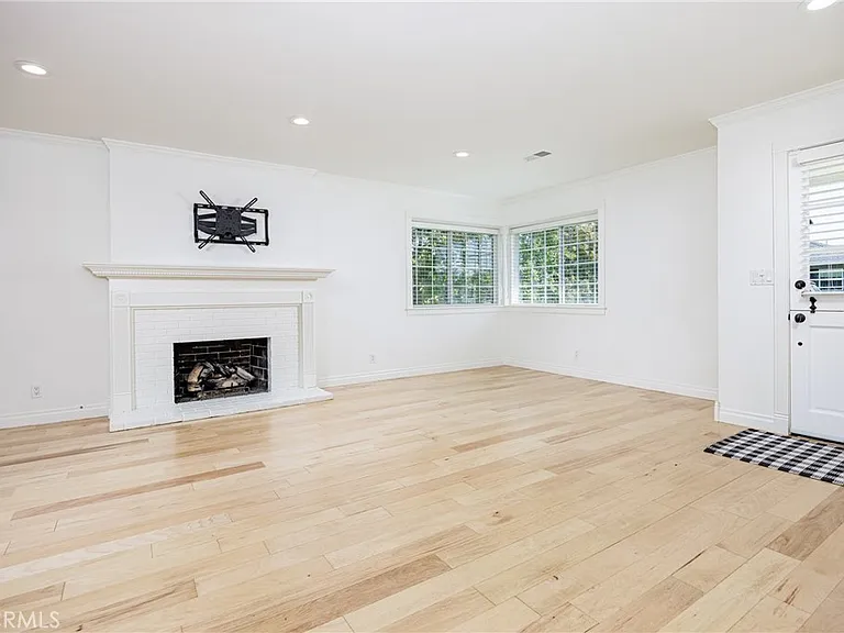 408 Flower St — Photo 7