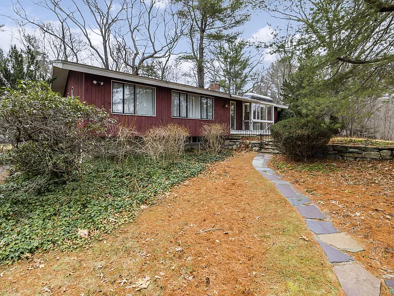 9 Peacock Farm Rd — Photo 1