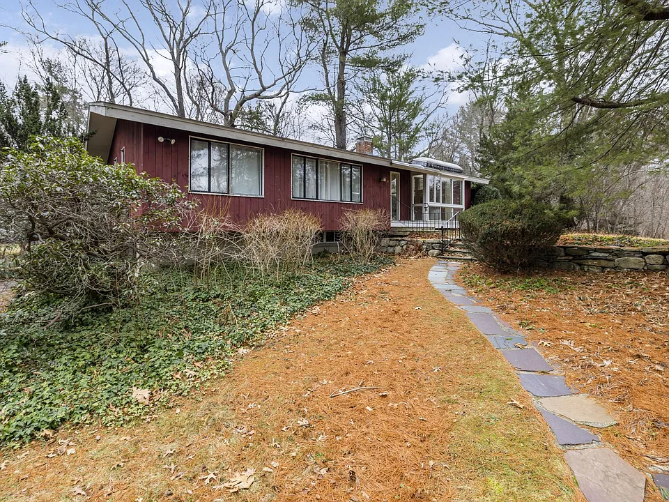 9 Peacock Farm Rd