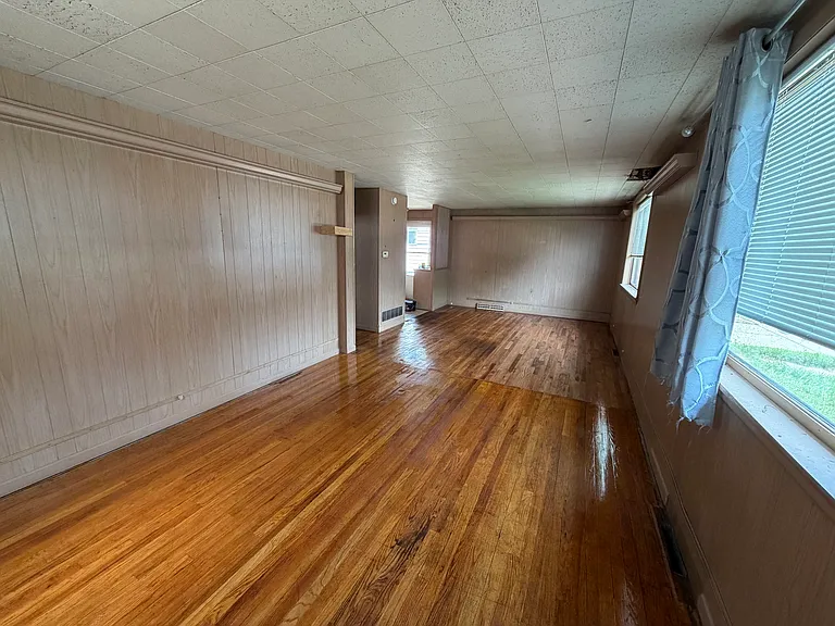 610 E Lawrence St — Photo 8