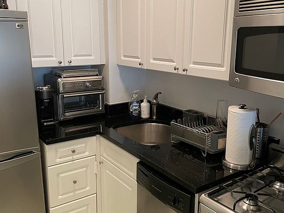 3rd image of 301 E 66th St APT 4B