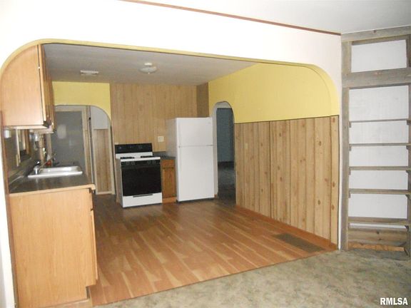 3rd image of 801 W 4th St