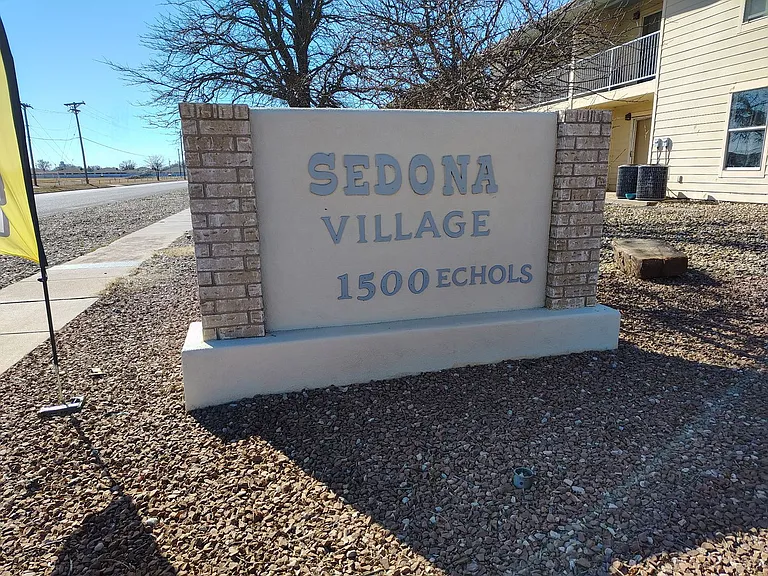 Echols 1500 - Sedona Apartments — Photo 1
