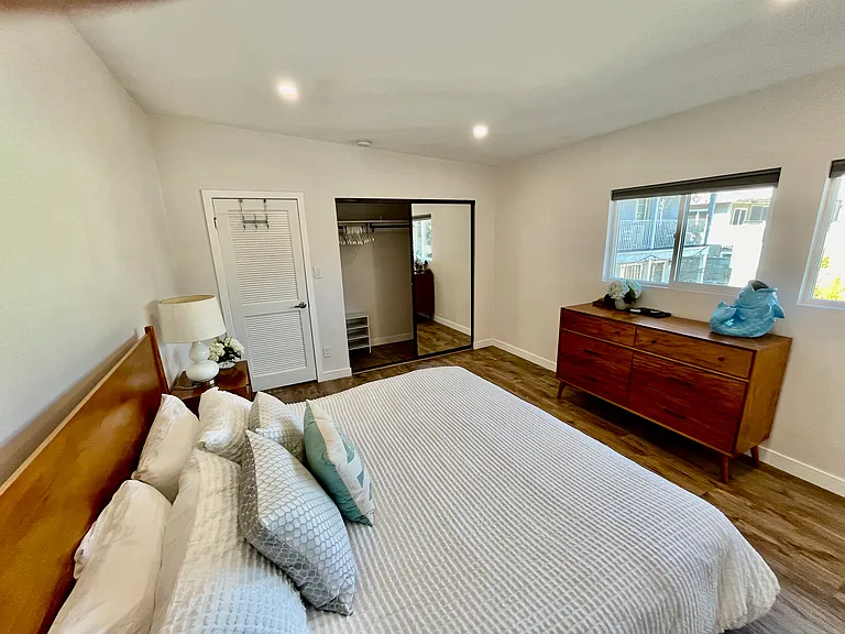 6-drawer dresser and over-sized closet offers lots of bedroom storage. Closet has full-length mirrored doors.