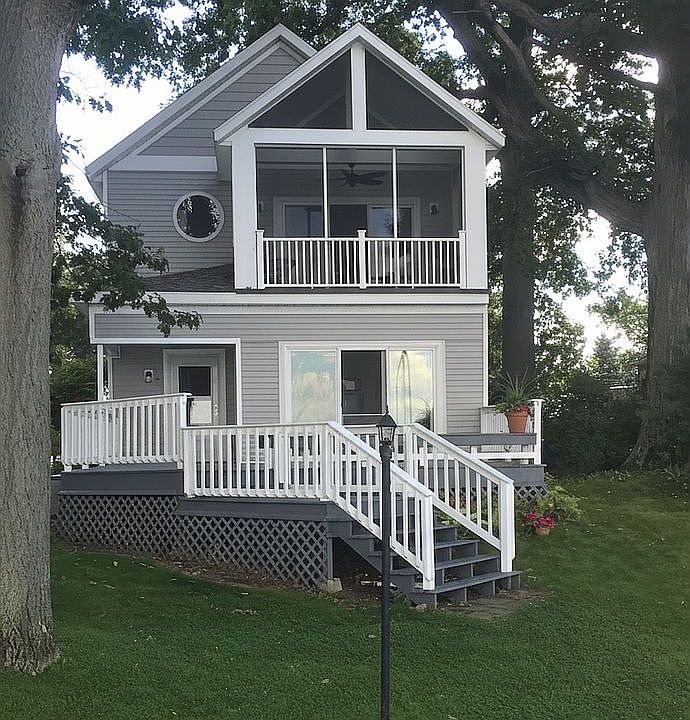 Cottage facing the lake 