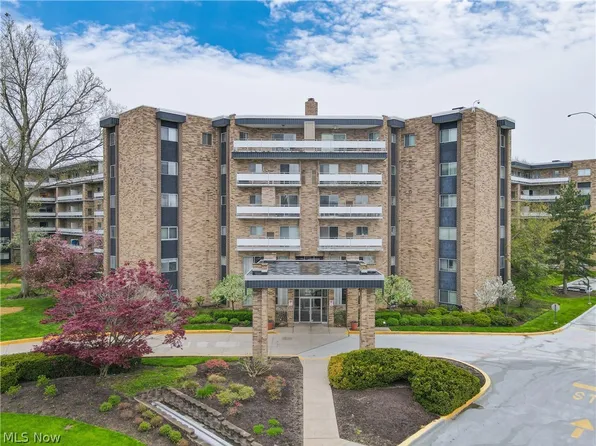 2112 Acacia Park Dr APT 106, Lyndhurst, OH 44124