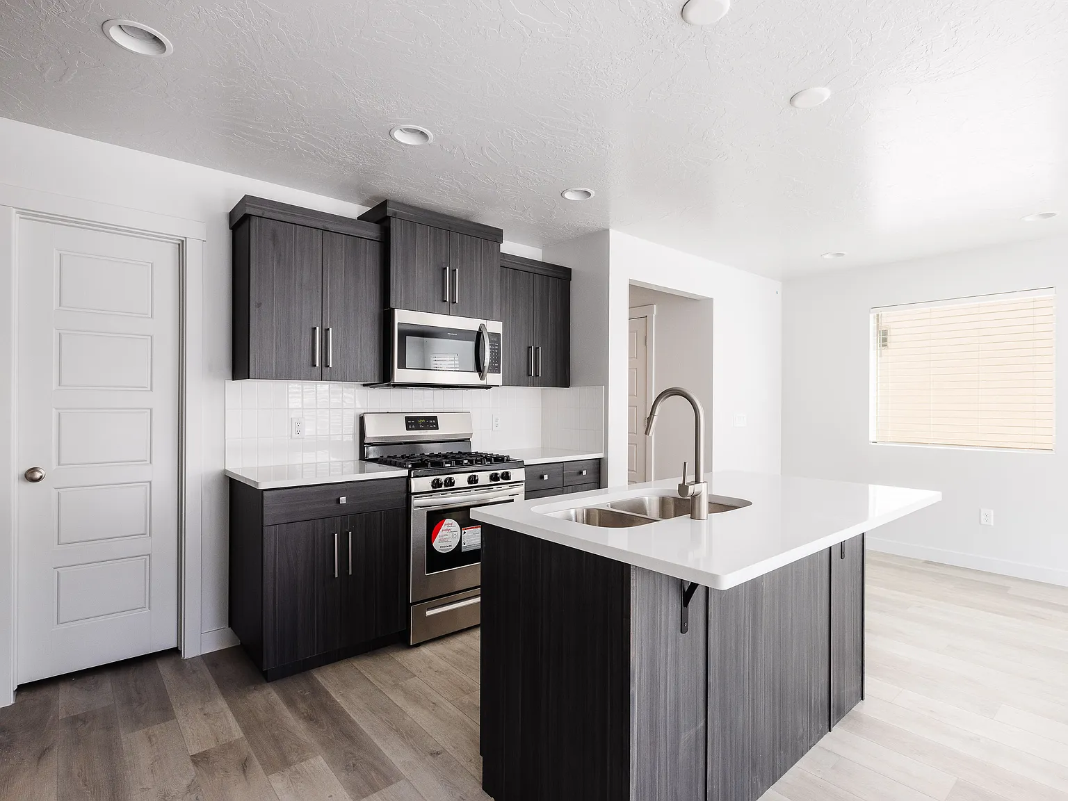 4 bed, 2.5 bath, 2030 sqft, $2,400 — Photo 4