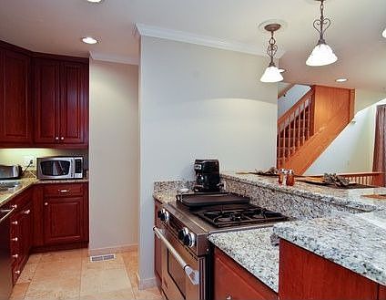 5th image of 704 W Wrightwood Ave