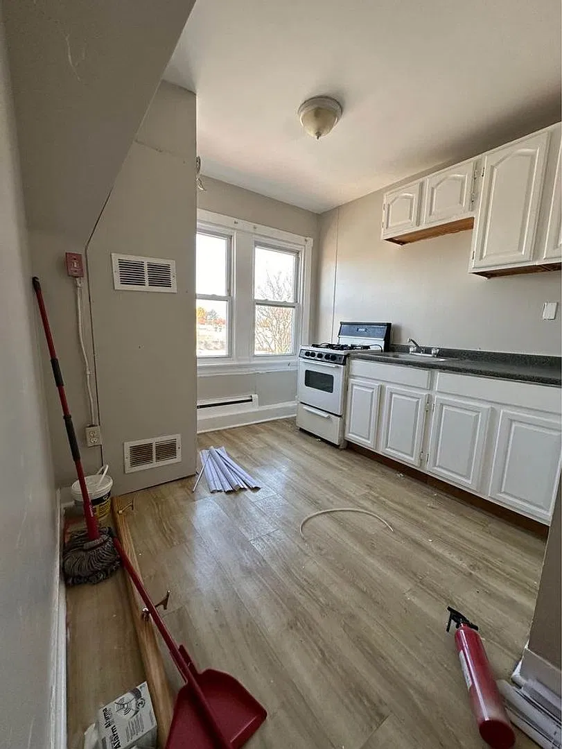 111 E Wyoming Ave — Photo 3
