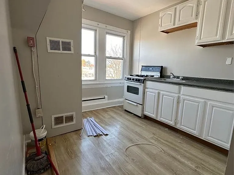 111 E Wyoming Ave — Photo 3