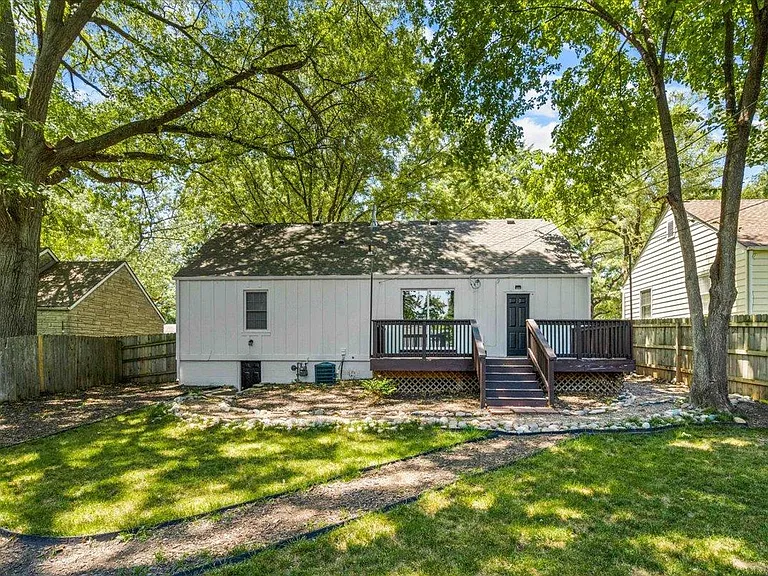 4935 Rosewood Dr — Photo 17