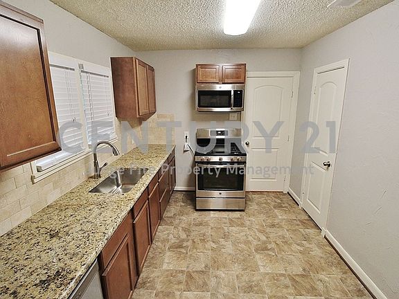 5th image of 2626 Ivandell Ave
