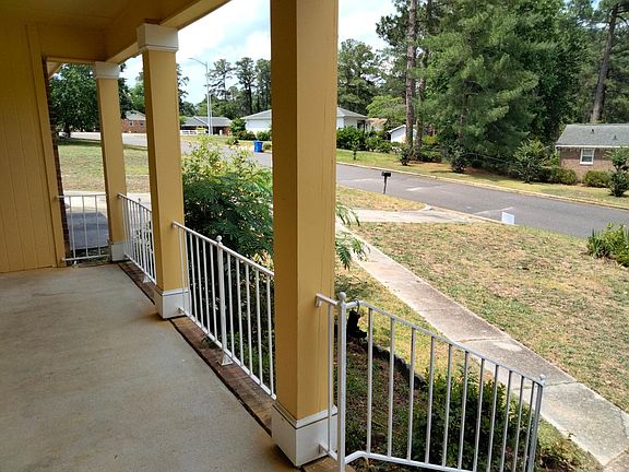 View of Yard and neighboorhood
