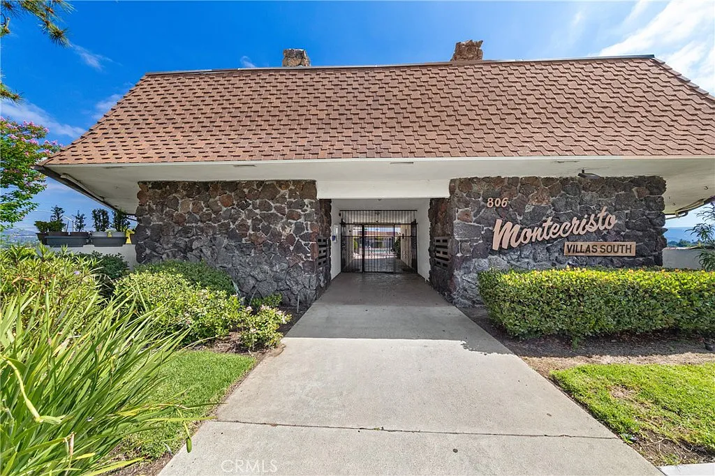 2 bed, 1234 sqft, $3,100 — Photo 2