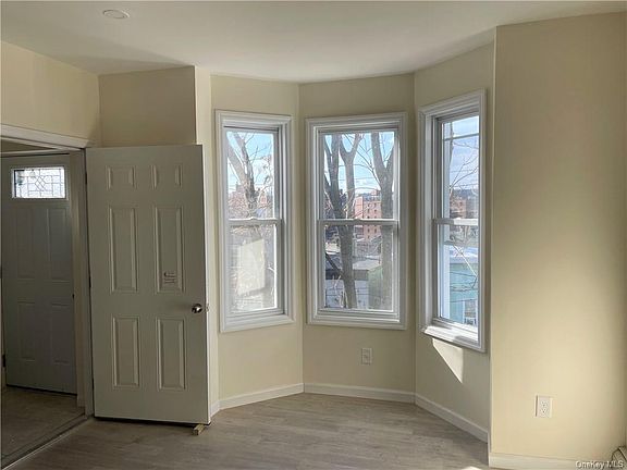 3rd image of 152 Linden St