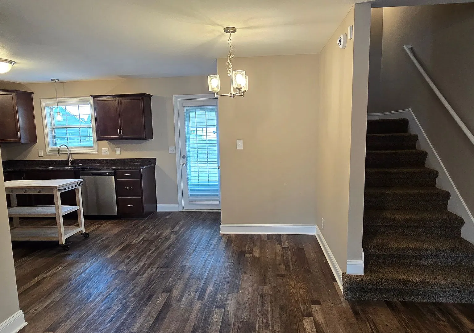 Beautiful 3 BDS 2 BA with fenced in yard — Photo 4
