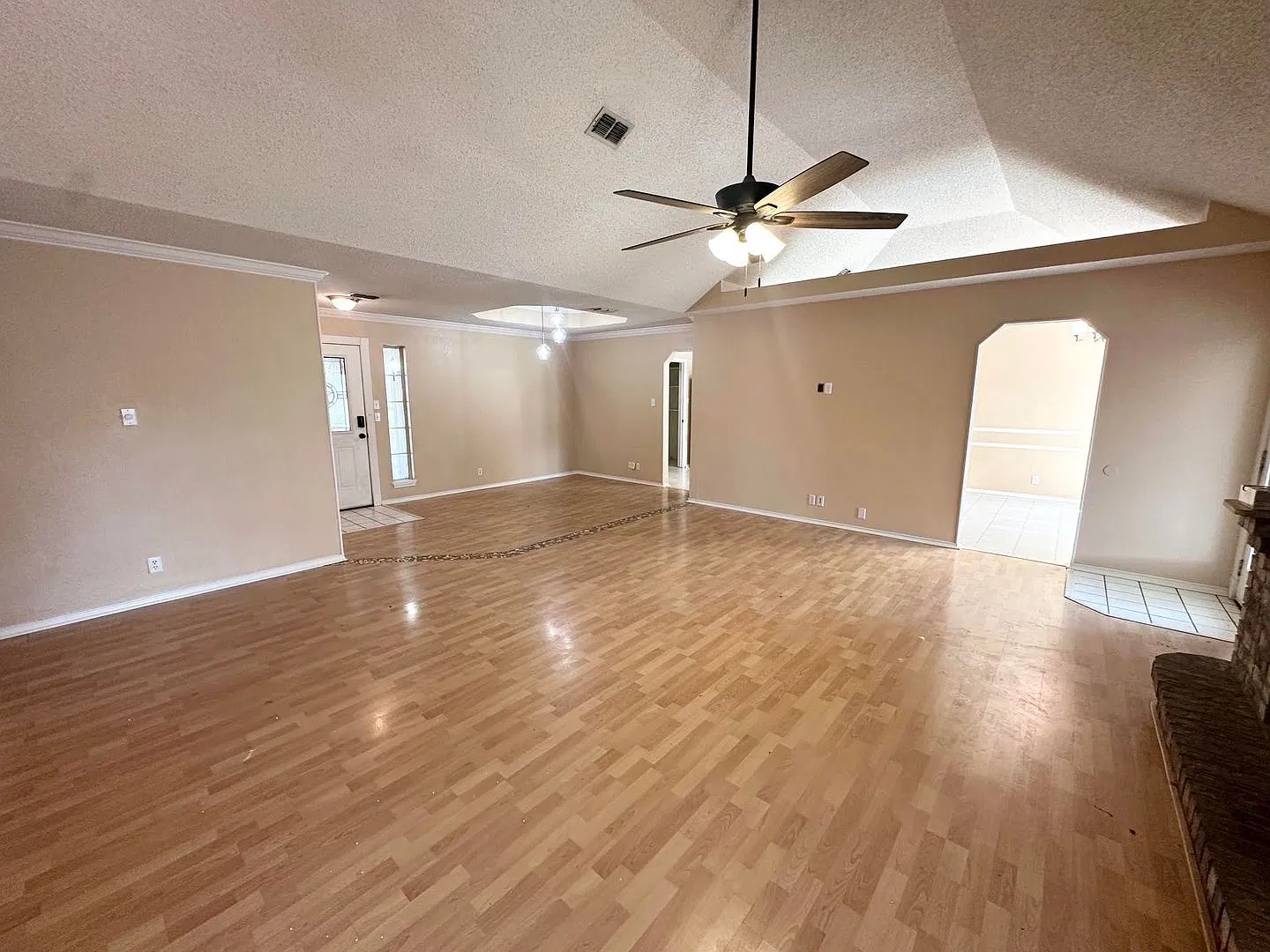 Midland Texas 3 bedroom 2 Bathroom Home Center of Town — Photo 4