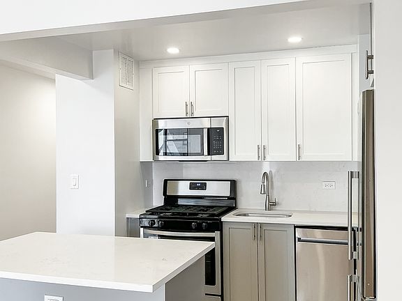 4th image of 150 E 18th St