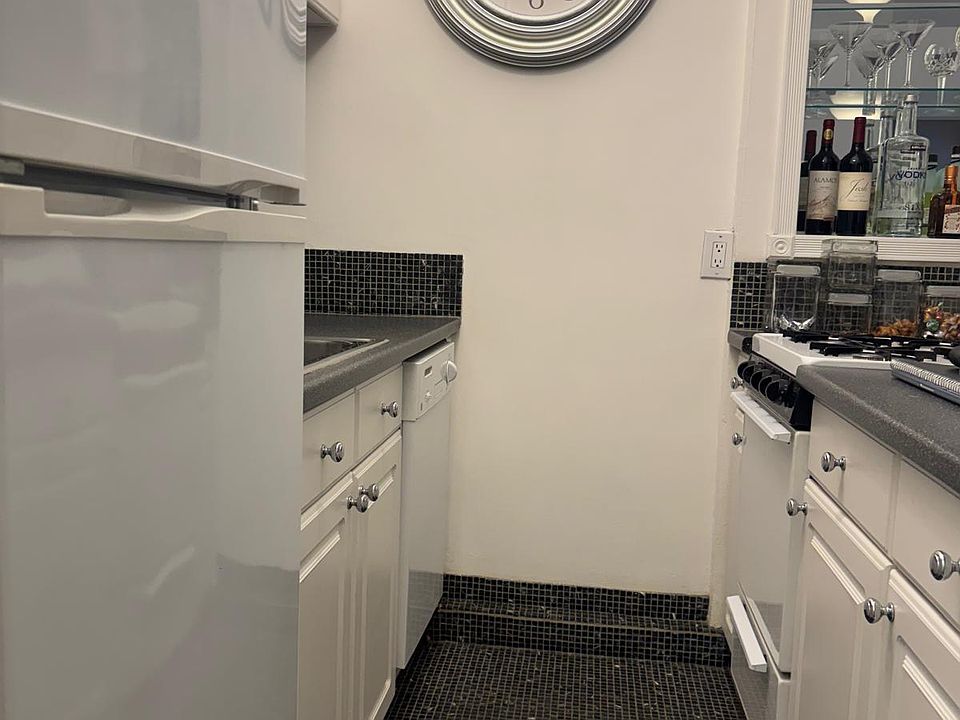 1st image of 152 E 35th St APT 3