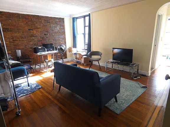 2nd image of 3111 Crescent St APT B3