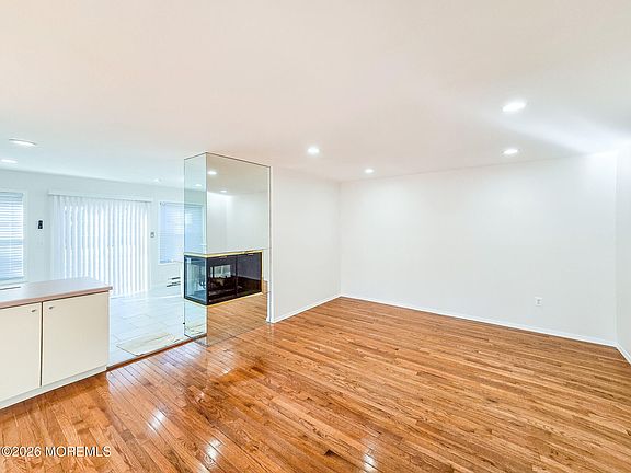 4th image of 167 E Concordia Cir