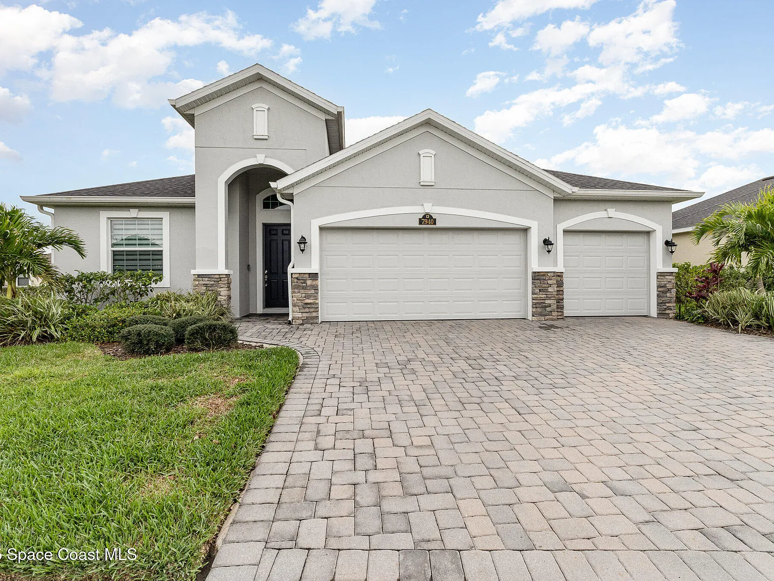4 bed, 3.0 bath, 2483 sqft, $4,000 — Photo 2