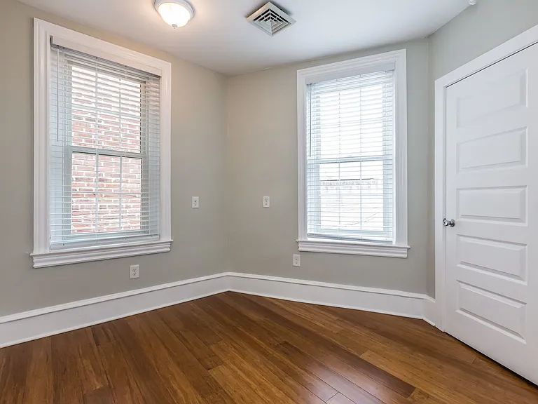 Charming Renovated Apartments in the Heart of Ardmore — Photo 18