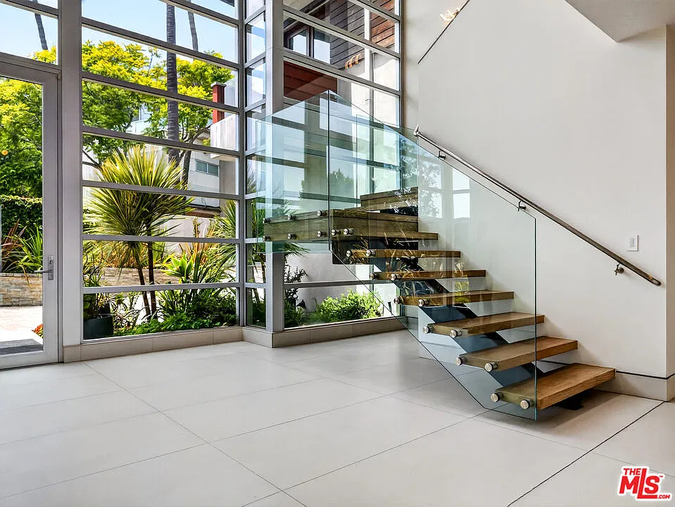 7 bed, 7.0 bath, 7000 sqft, $29,000 — Photo 4