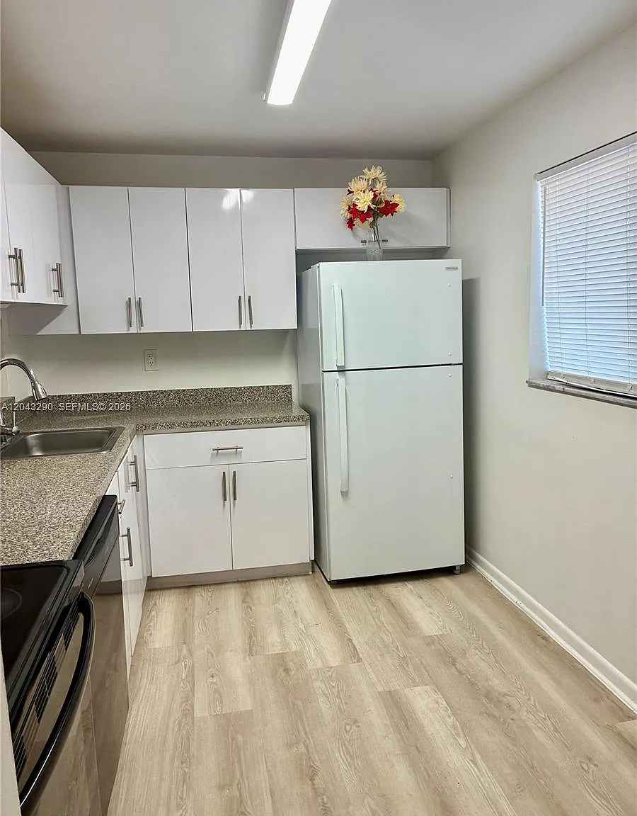 Horizons West Condo #2 — Photo 2